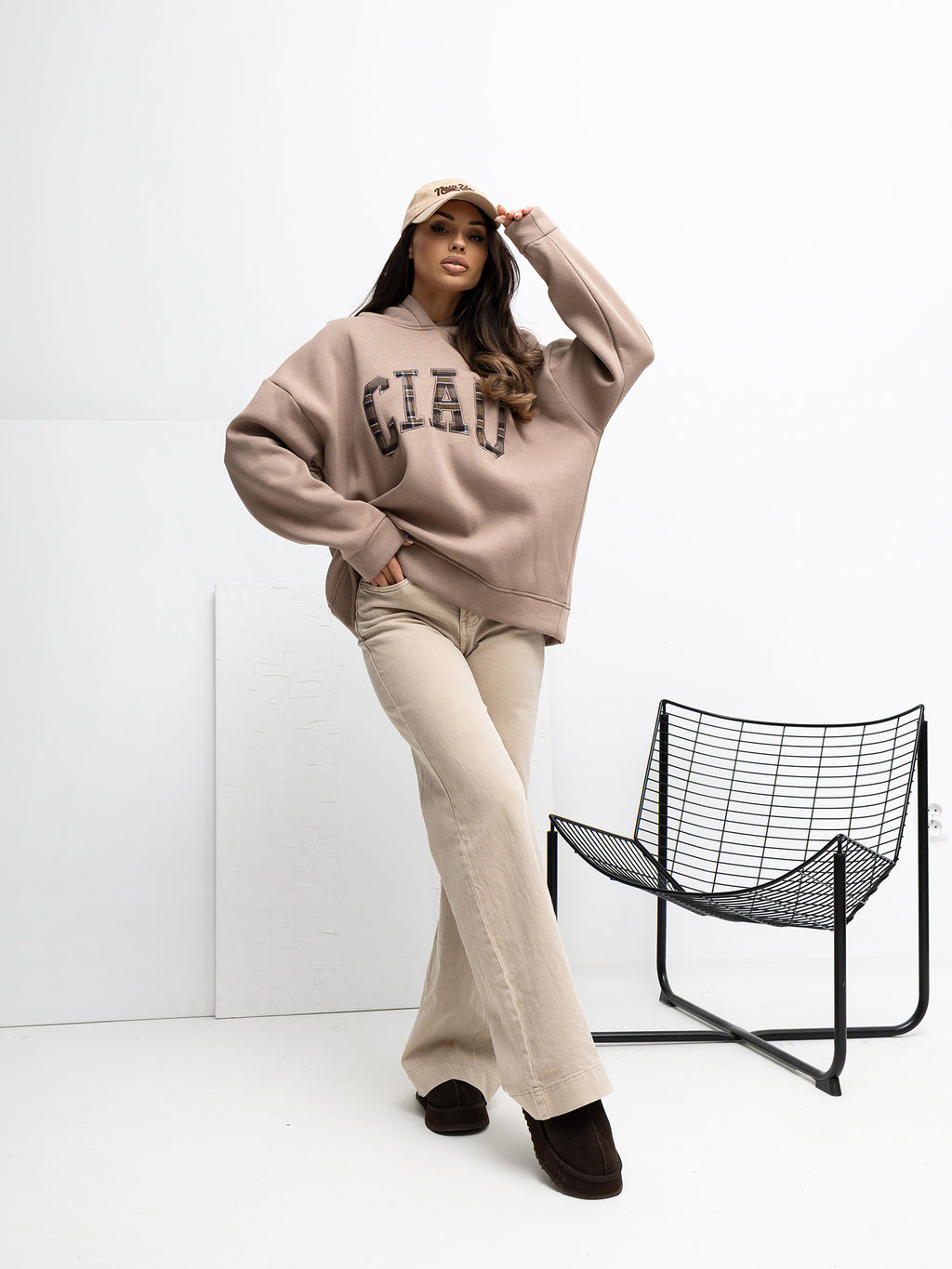 Oversized Hoodie met Patch – Donkerbeige