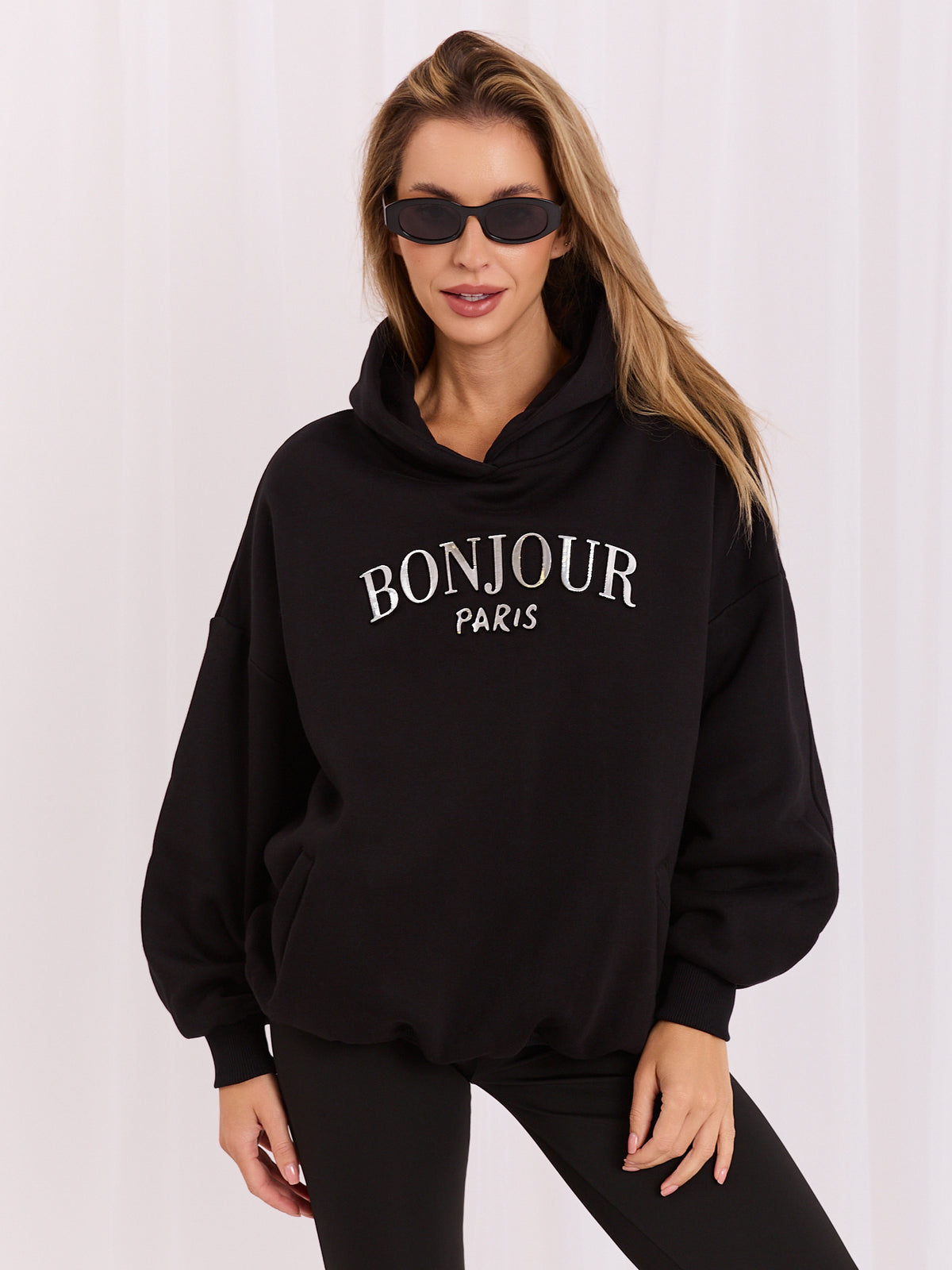 Lille Hoodie met Zakken – Zwart