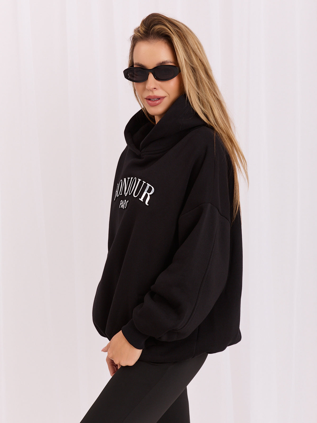 Lille Hoodie met Zakken – Zwart