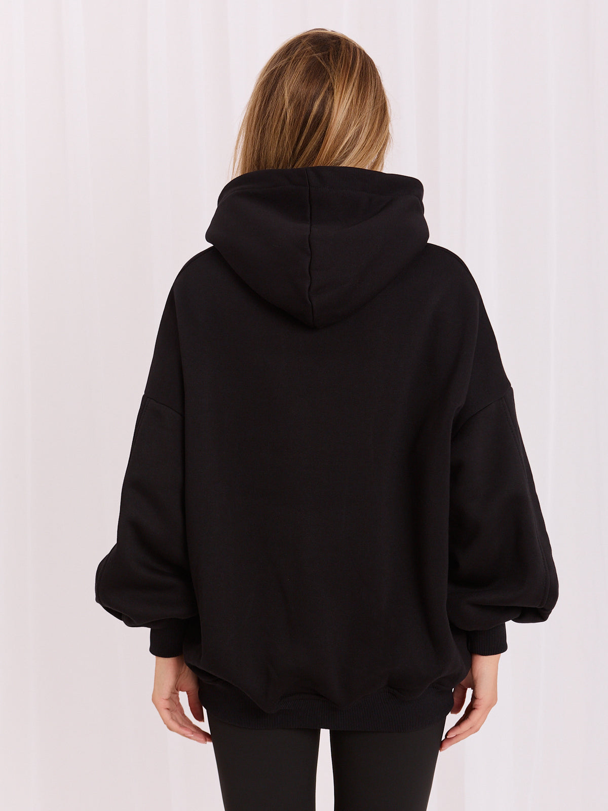 Lille Hoodie met Zakken – Zwart