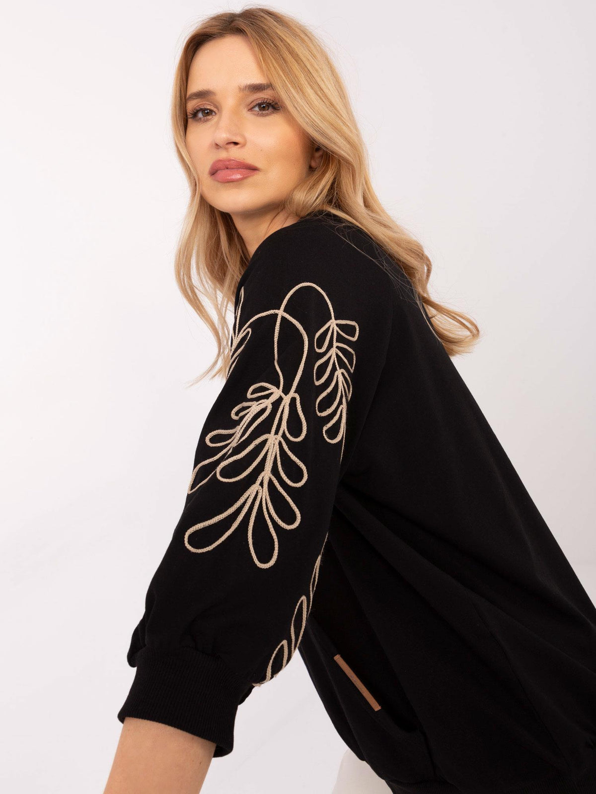 Sweater met Geborduurde Mouwen – Zwart