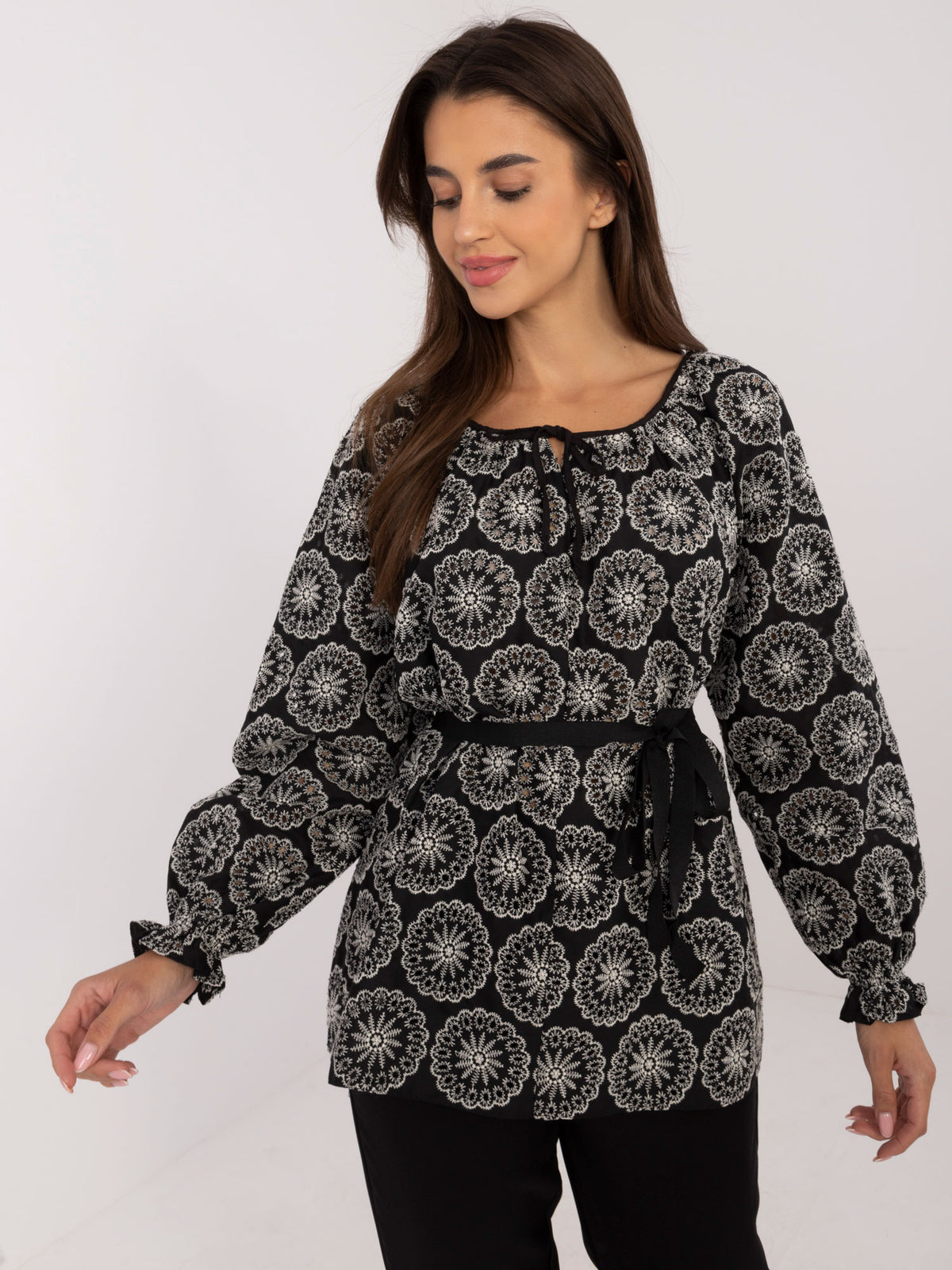 Blouse met Borduursel en Ceintuur – Zwart