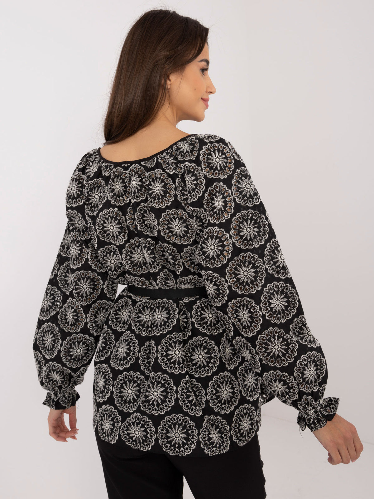 Blouse met Borduursel en Ceintuur – Zwart