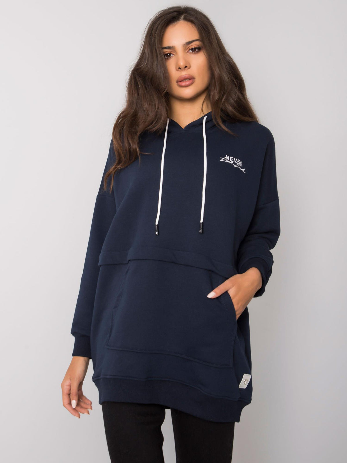 Edna Hoodie met Borduursel – Donkerblauw
