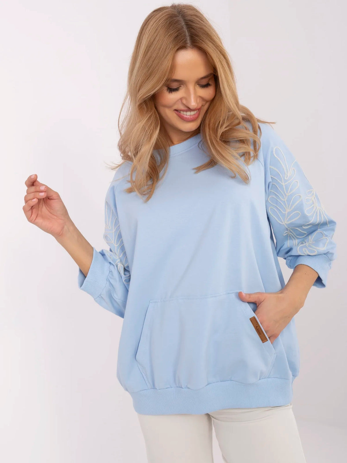 Sweater met Geborduurde Mouwen – Lichtblauw