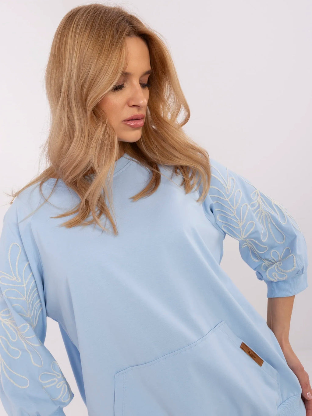 Sweater met Geborduurde Mouwen – Lichtblauw