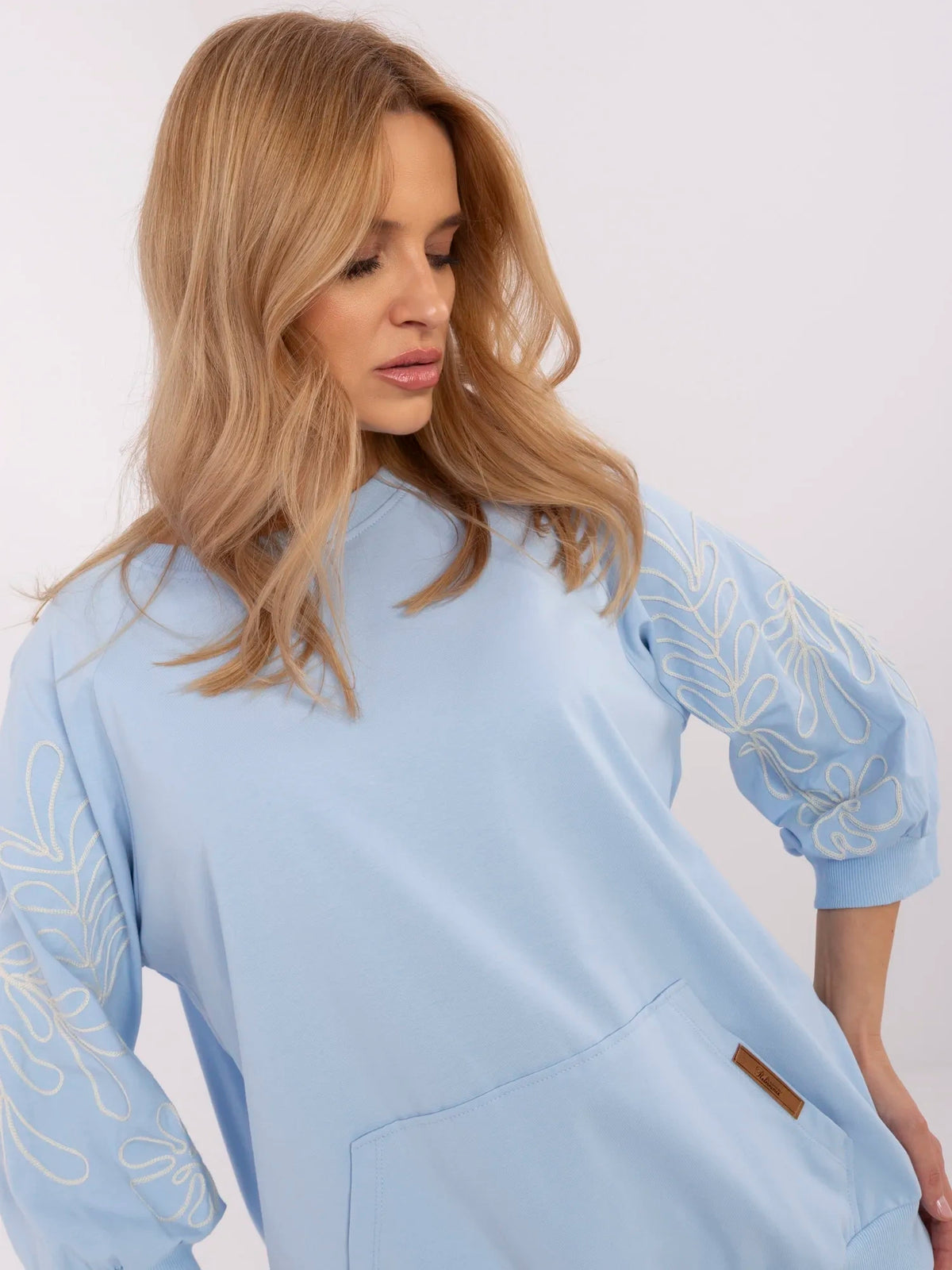 Sweater met Geborduurde Mouwen – Lichtblauw