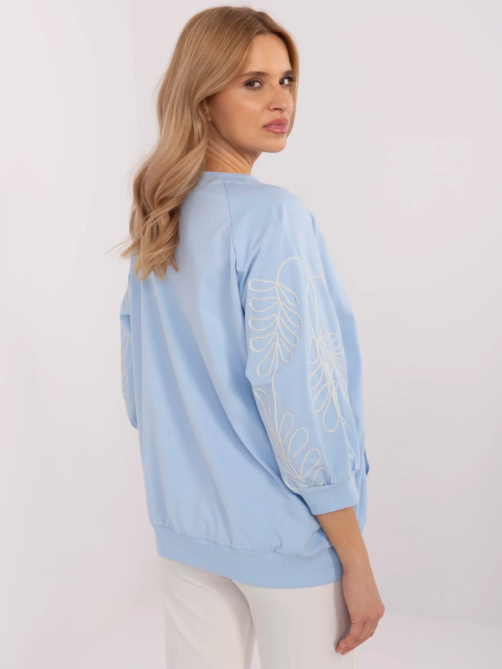 Sweater met Geborduurde Mouwen – Lichtblauw