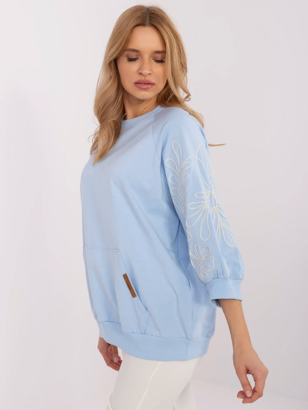 Sweater met Geborduurde Mouwen – Lichtblauw
